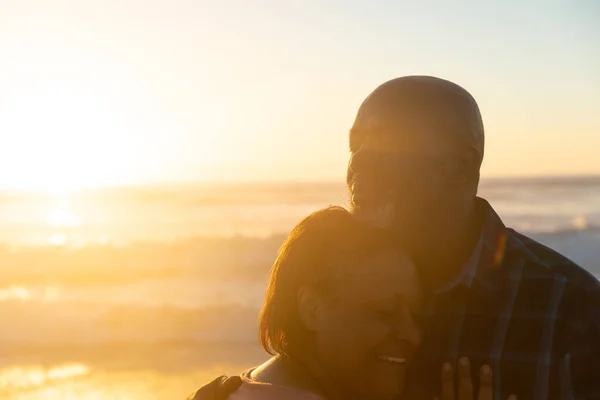Cariñosa Pareja Ancianos Afroamericanos Jubilados Abrazándose Playa Durante Atardecer Inalterado —  Fotos de Stock
