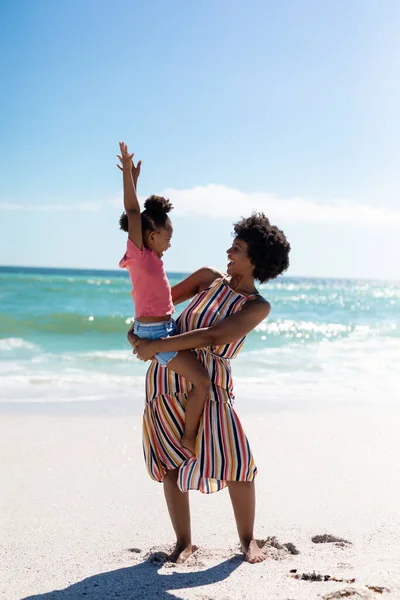 Allegra Madre Afro Americana Che Porta Figlia Mentre Gode Una — Foto Stock