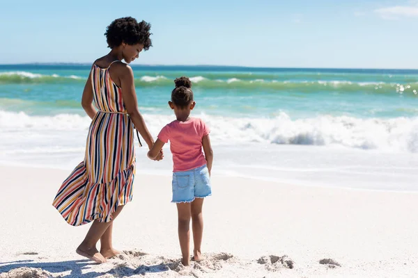 Rückansicht Voller Länge Von Afrikanisch Amerikanischer Mutter Und Tochter Beim — Stockfoto