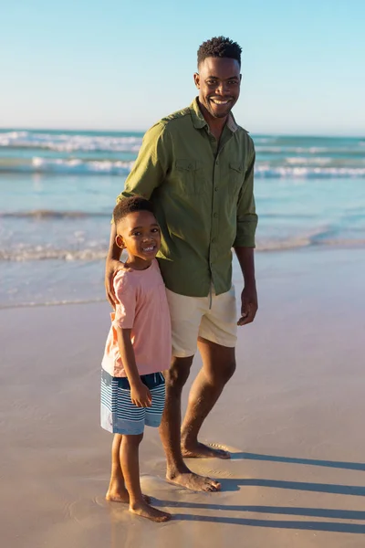 Egy Boldog Afro Amerikai Fiatalember Portréja Aki Fiával Áll Tenger — Stock Fotó