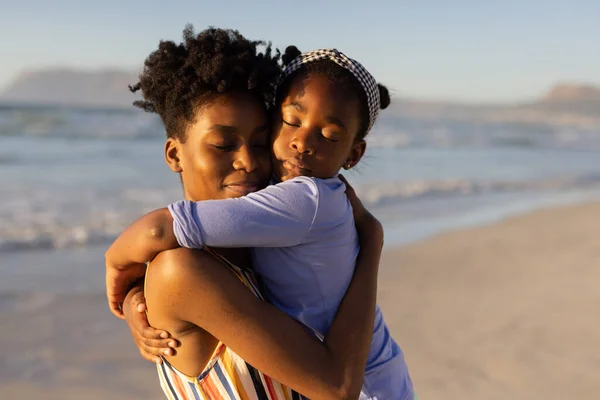 Giovane Donna Afroamericana Con Gli Occhi Chiusi Abbracciando Figlia Contro — Foto Stock