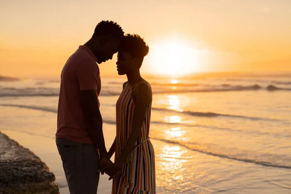 Vista Laterale Romantica Coppia Afroamericana Giovane Con Testa Testa Piedi — Foto Stock