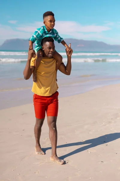 Afrikanischer Junger Mann Der Seinen Sohn Auf Den Schultern Trägt — Stockfoto