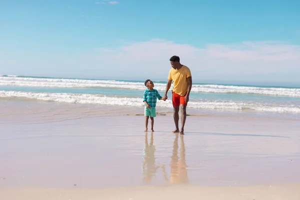 Pełna Długość Afrykańskiego Chłopca Trzymającego Młodego Ojca Ręce Chodzącego Plaży — Zdjęcie stockowe