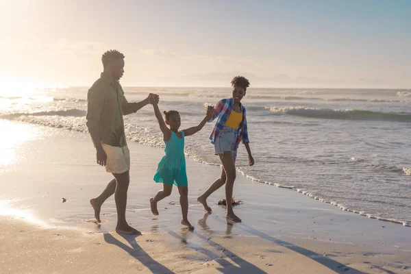 Juguetones Padres Jóvenes Afroamericanos Sosteniendo Las Manos Una Chica Caminando — Foto de Stock