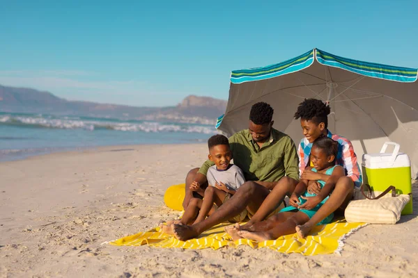 Afrikanische Junge Eltern Mit Kindern Sitzen Unter Einem Sonnenschirm Auf — Stockfoto