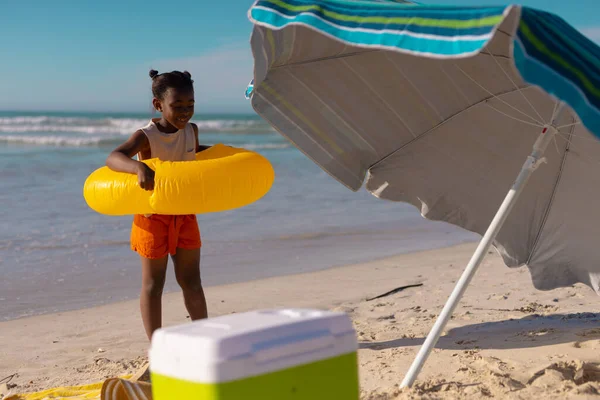 晴れた日にはアフリカ系アメリカ人の少女が傘を差して砂浜に立って泳ぐ 子供時代 変わらないビーチ ライフスタイル 楽しみと休日の概念 — ストック写真
