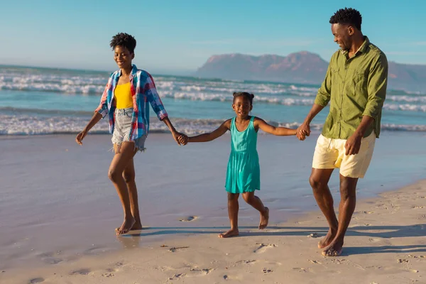 Afro Américains Heureux Jeunes Parents Tenant Les Mains Leur Fille — Photo