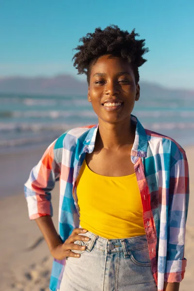 Portrait Happy African American Young Woman Short Hair Hand Hip — Φωτογραφία Αρχείου