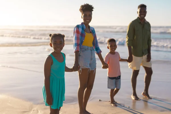 Portret Szczęśliwych Afrykańskich Młodych Rodziców Trzymających Dziewczynę Chłopca Ręce Plaży — Zdjęcie stockowe