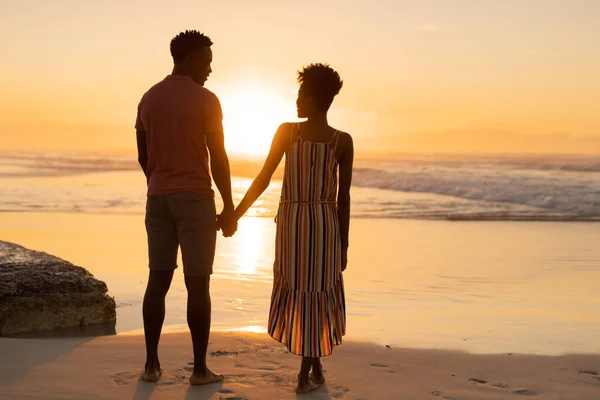 Rear View African American Young Couple Holding Hands Standing Beach — Stock Photo, Image