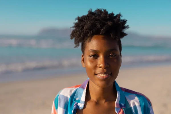 Portrait Smiling African American Young Woman Short Curly Hair Beach — Φωτογραφία Αρχείου