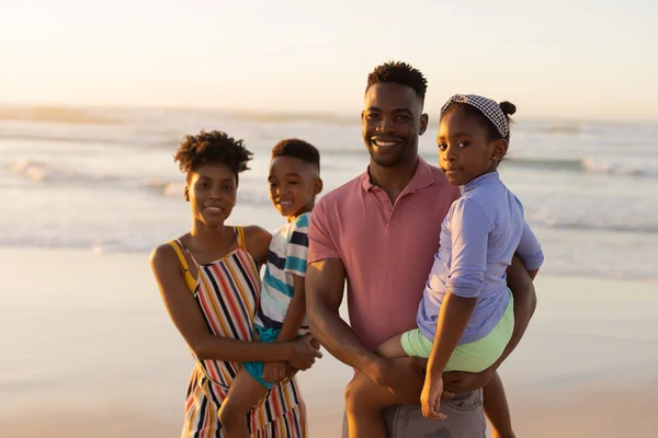 Portrait Jeunes Parents Afro Américains Souriants Portant Fils Fille Contre — Photo