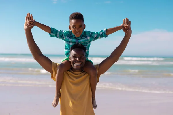 Πορτρέτο Του Χαρούμενου Αφροαμερικανού Νεαρού Χέρια Σηκωμένα Κουβαλάει Τον Γιο — Φωτογραφία Αρχείου