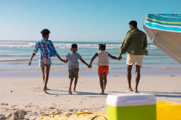 Rückansicht Junger Afrikanisch Amerikanischer Eltern Mit Kinderhänden Die Strand Gegen — Stockfoto