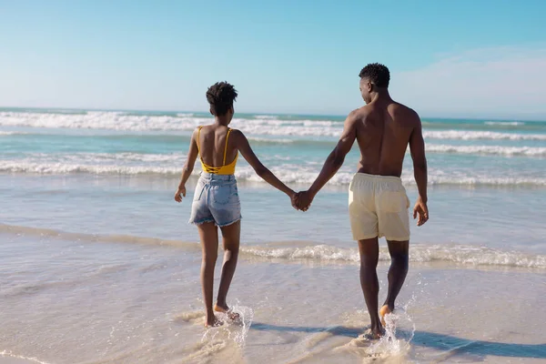 Rear View African American Young Couple Holding Hands Walking Sea — Foto Stock