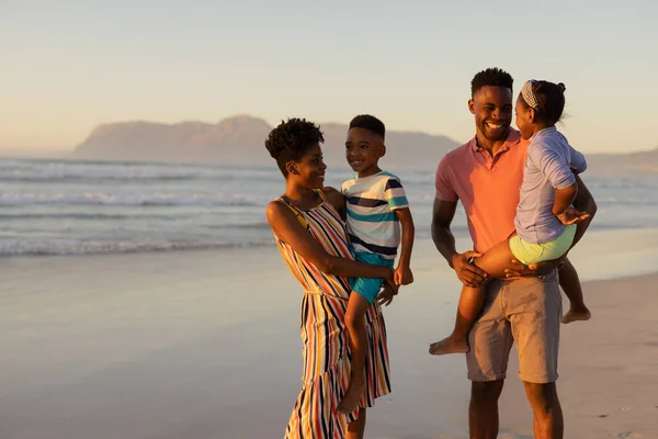 Feliz Afroamericano Jóvenes Padres Llevando Hijo Hija Mientras Que Pie — Foto de Stock