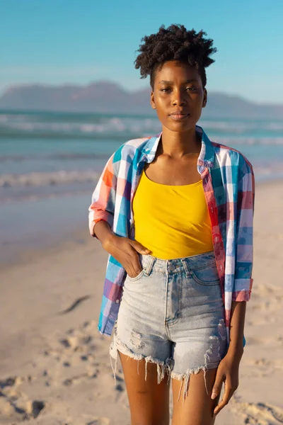 Retrato Jovem Afro Americana Com Cabelo Curto Mão Bolso Contra — Fotografia de Stock