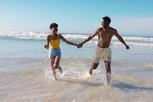 Бережіть Щасливу Афроамериканську Молоду Пару Яка Тримається Руки Біжить Морем — стокове фото
