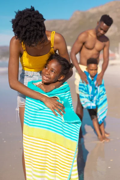 Afrykańska Młoda Matka Owijająca Uśmiechniętą Dziewczynę Ręcznikiem Mężczyzną Syn Tle — Zdjęcie stockowe
