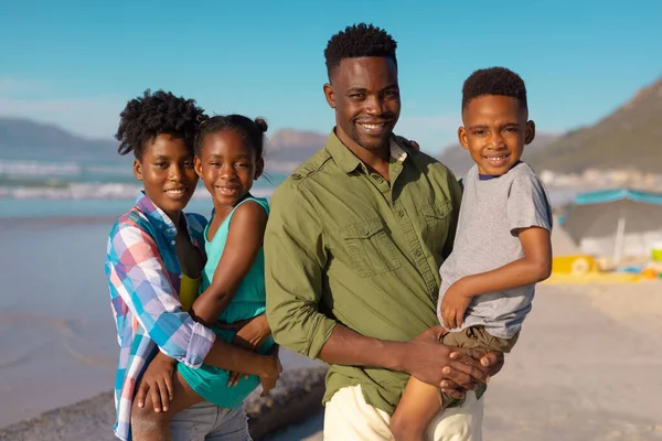 Portret Van Afro Amerikaanse Lachende Jonge Ouders Die Zoon Dochter — Stockfoto