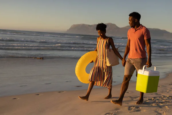 Африканська Американська Молода Пара Прохолоднішим Надувним Кільцем Тримається Руки Пляжі — стокове фото