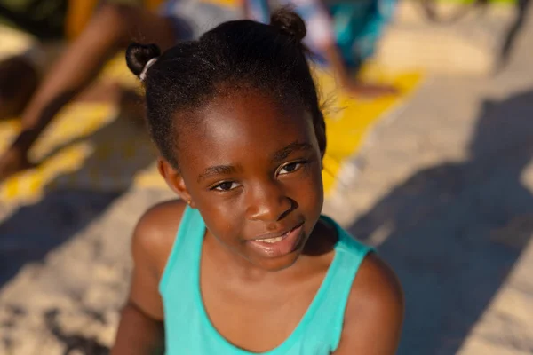 Hochwinkelporträt Eines Süßen Afrikanisch Amerikanischen Mädchens Das Sonnigen Tagen Strand — Stockfoto