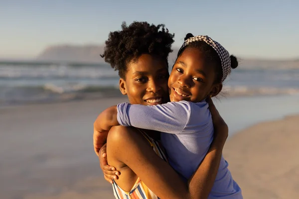 Портрет Усміхненої Афроамериканської Молодої Жінки Коротким Волоссям Обіймає Доньку Проти — стокове фото