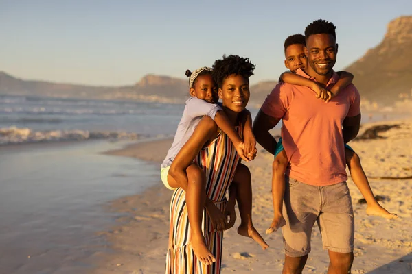 Portret Szczęśliwych Afrykańskich Młodych Rodziców Którzy Plaży Walczą Niebo Synem — Zdjęcie stockowe