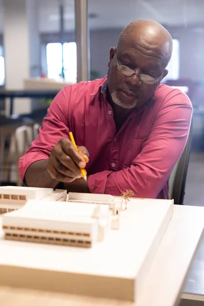 自信成熟的非洲裔美国建筑师分析现代工作场所办公桌前的模型 富有创意的商业和现代办公理念 — 图库照片