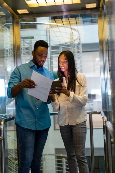 Jonge Multiraciale Collega Uit Het Bedrijfsleven Discussiëren Documenten Lift Moderne — Stockfoto