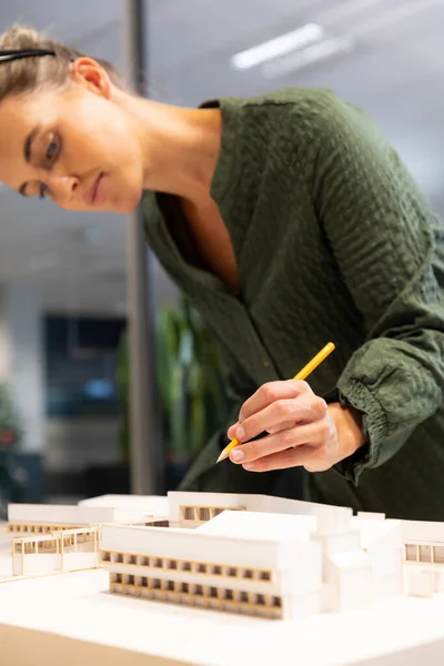 Arquiteta Branca Analisando Modelo Arquitetônico Mesa Com Lápis Local Trabalho — Fotografia de Stock