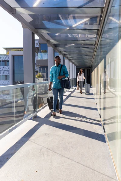 Mladý Africký Americký Obchodník Zavazadly Kráčející Před Obchodnicí Letištní Chodbě — Stock fotografie