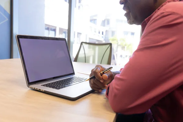 Środkowa Część Dojrzałego Afrykańskiego Biznesmena Kopią Miejsca Ekranie Laptopa Przy — Zdjęcie stockowe