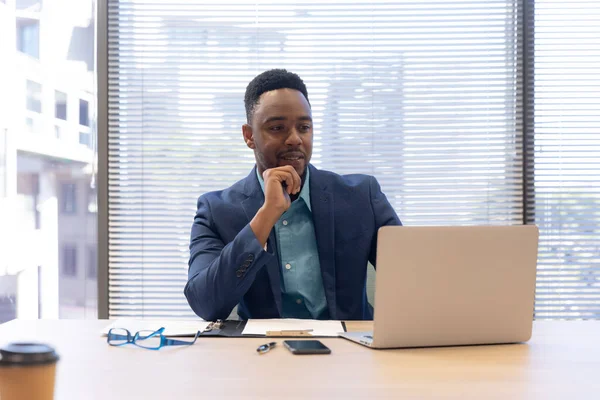 Selbstbewusster Junger Afrikanisch Amerikanischer Geschäftsmann Schaut Auf Laptop Während Einem — Stockfoto