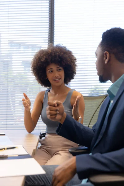 Empresaria Hispana Confiada Discutiendo Con Empresario Afroamericano Sala Juntas Inalterado — Foto de Stock