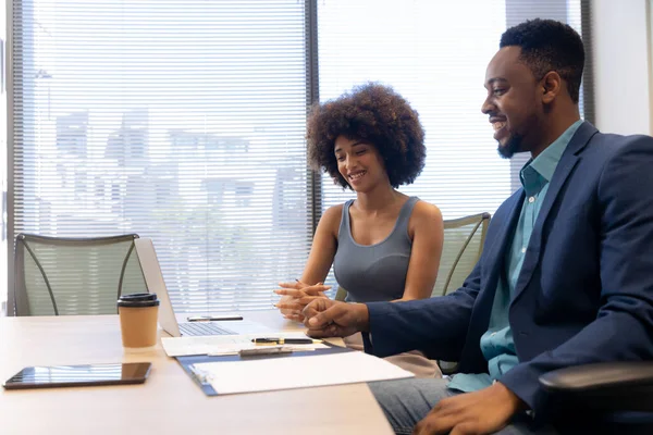 Leende Multiracial Affärsman Och Affärskvinna Diskuterar Mötet Styrelserummet Oförändrat Business — Stockfoto