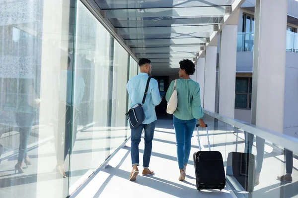 非洲裔美国人在机场提行李时讨论的后视镜 未经改动的职业 公务旅行和运输概念 — 图库照片