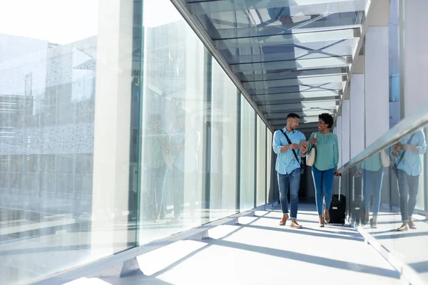 Jonge Afro Amerikaanse Zakencollega Praten Tijdens Het Lopen Met Bagage — Stockfoto