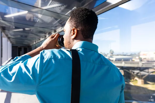 阳光灿烂的日子 非洲裔美国商务旅行者在机场走廊喝咖啡的后视镜 未经改动的职业 公务旅行和运输概念 — 图库照片