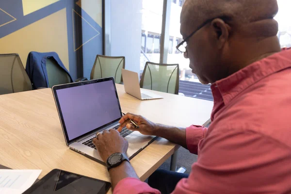 Dojrzały Afrykański Biznesmen Korzystający Laptopa Miejsca Kopiowania Pusty Ekran Nowoczesnym — Zdjęcie stockowe