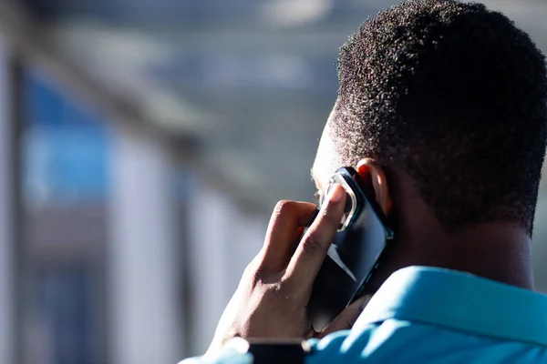Vista Posteriore Dell Uomo Affari Afroamericano Che Parla Smartphone Corridoio — Foto Stock