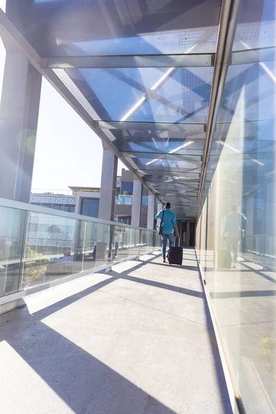 Повний Задній Вид Афроамериканського Бізнесмена Який Ходить Багажем Аеропортському Коридорі — стокове фото