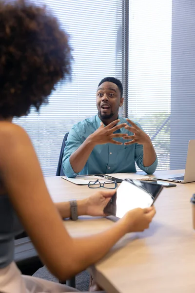 Empresário Afro Americano Confiante Fazer Gestos Enquanto Discutia Com Empresária — Fotografia de Stock