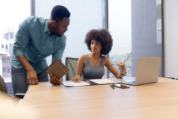 Jeunes Collègues Multiraciaux Masculins Féminins Discutant Sur Tablette Numérique Dans — Photo