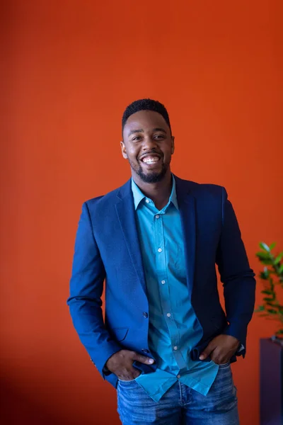 Portrét Šťastného Afroamerického Podnikatele Rukama Kapsách Hnědém Pozadí Beze Změny — Stock fotografie