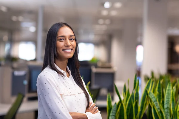 Portrait Smiling Young Biracial Businesswoman Standing Arms Crossed Modern Workplace — Stock Photo, Image