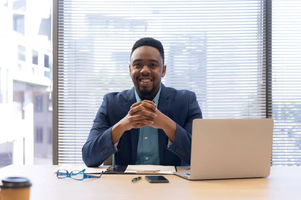 Portret Uśmiechniętego Afrykańskiego Biznesmena Siedzącego Laptopem Nowoczesnym Miejscu Pracy Niezmieniony — Zdjęcie stockowe