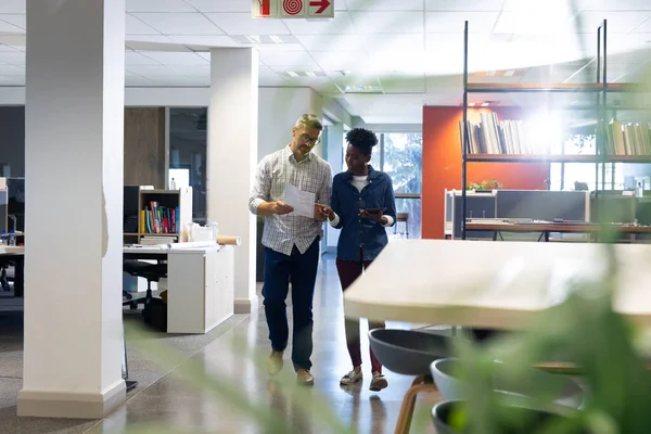 Biraciale Collega Bespreken Document Tijdens Het Lopen Samen Moderne Werkplek — Stockfoto