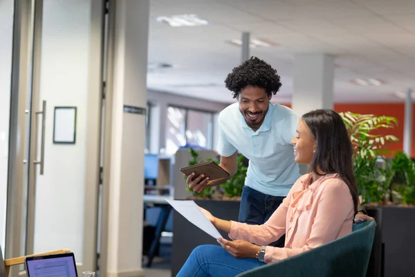 Professionisti Multirazziali Sorridenti Discutono Sul Documento Sul Posto Lavoro Moderno — Foto Stock